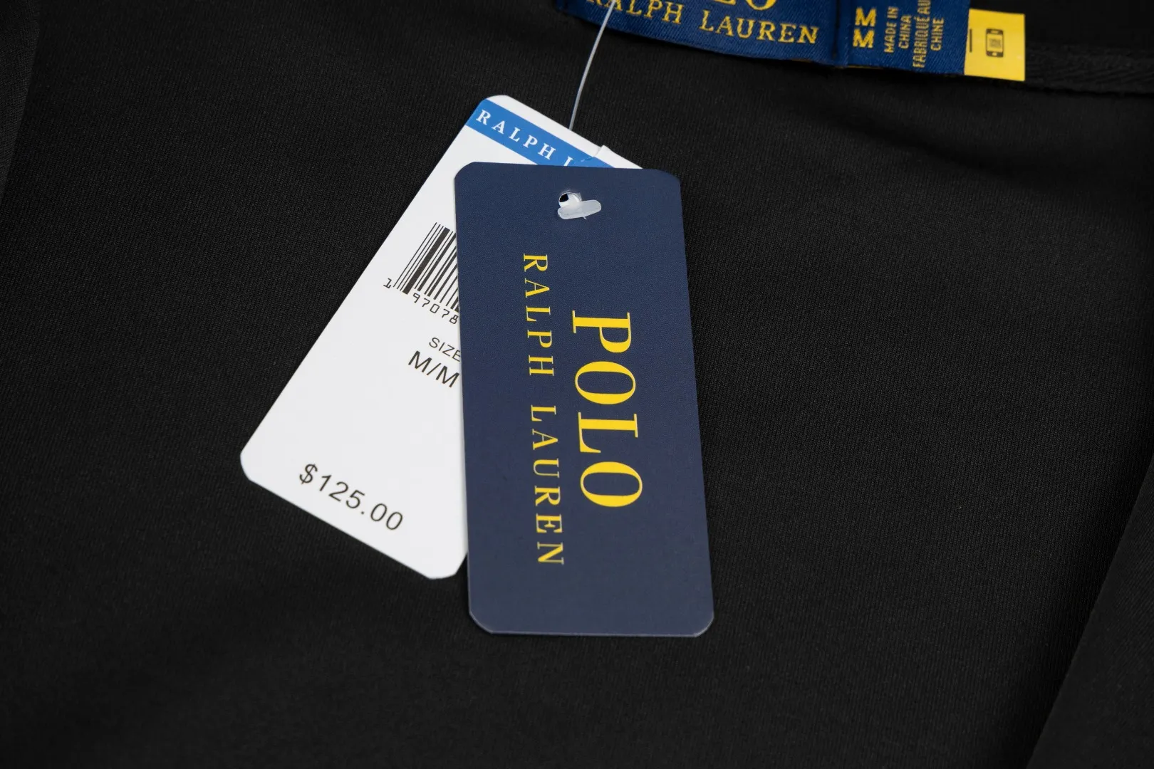 P236 #R95 Ralph Lauren/Ralph Lauren Twelve Color Pony🐎 Embroidered zipper cardigan jacket hooded sweatshirt This hooded sweatshirt is decorated with a simple style that represents Ralph Lauren. It is paired with a pony embroidery pattern, which is three-dimensional and full! The solid color fabric paired with exquisite embroidery instantly sets it off! Hooded sports design, loose and casual fit! The overall texture is very strong! Through the pictures, we can feel the thickness and texture of custom-woven and dyed threads. The workmanship is exquisite. They are shipped from major foreign trade factories. They are all made by masters with many years of experience. Everything is of high standards and requirements! Simple and versatile style ~ super delicate and soft, close to the body without being tied, all fabrics and accessories are original custom-made and of high quality! Perfectly reflects the brand’s sense of superiority! Standard cut, comfortable stretch, unrestricted movement! Highly practical, high-end and classy! Versatile style ~ can be paired with jeans or jogging pants. Ideal for transitioning from your morning commute to weekend events!  Color: Black with red label Black with white label Khaki Navy blue with red label Navy blue with white label White Light gray Dark gray Burgundy Army green Light blue Pink Size: S M L